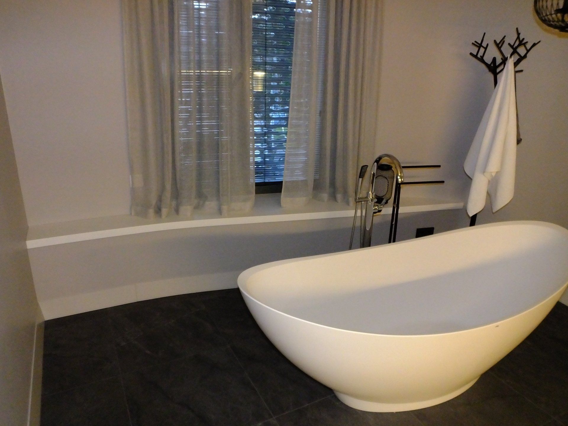 Vannas istabas virsmas no mākslīgā akmens