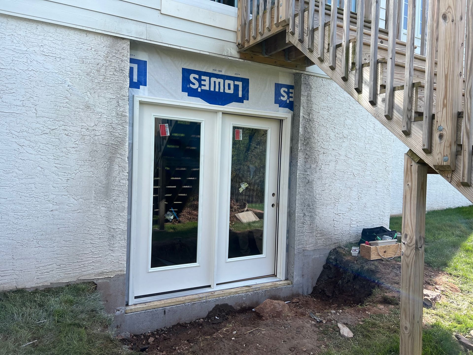 A lowe 's sign is on the side of a building