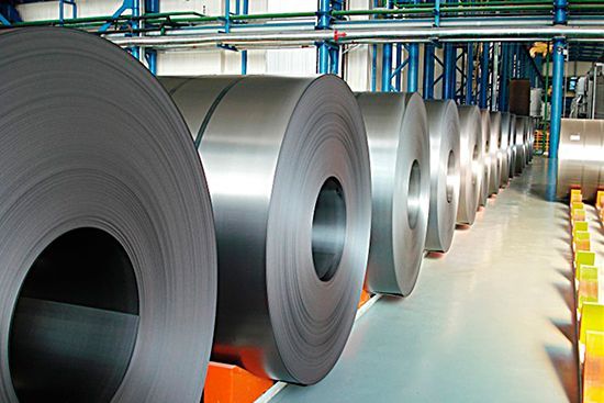 Láminas de acero alineadas en un entorno industrial.