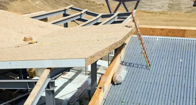 construir tejado con panel sándwich a bajo coste en Villanueva de la Cañada, Madrid