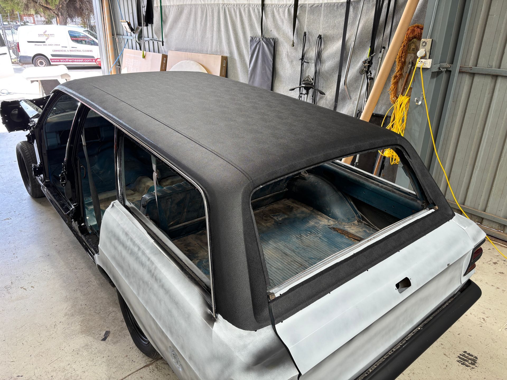 XY wagon black vinyl roof