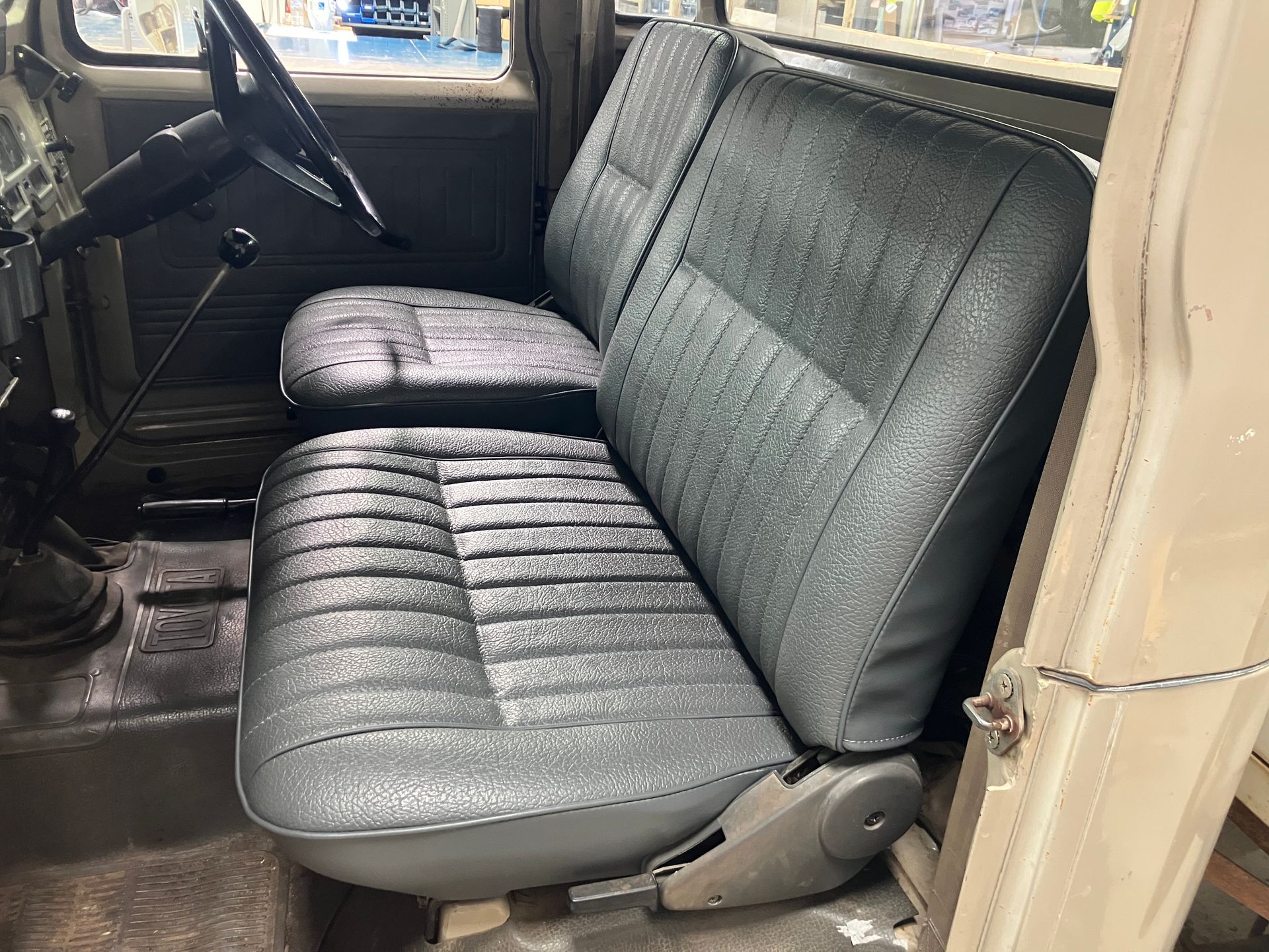 Landcruiser ute recover front seats to original design and colour