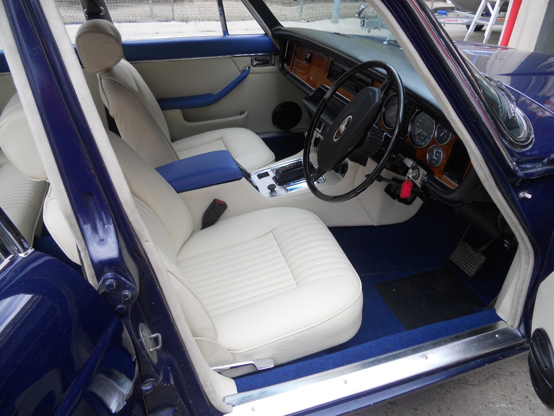 Jaguar Sovereign Bone Leather Front Seats and Console