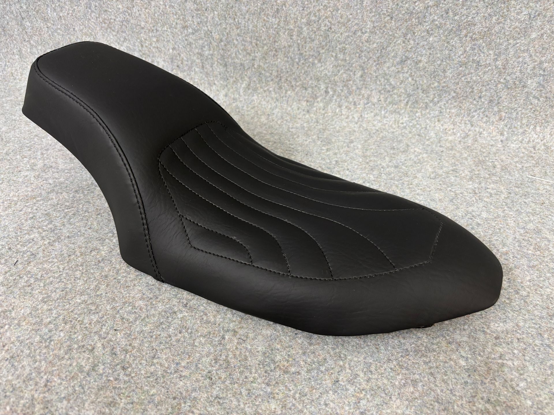Bike seat in black leather with custom stitching
