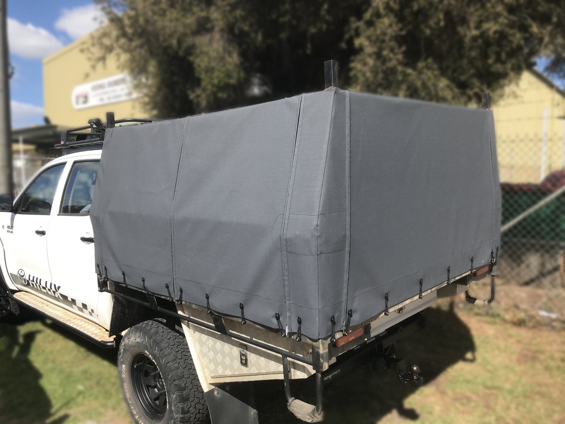 Canvas ute canopy to bottom of tray
