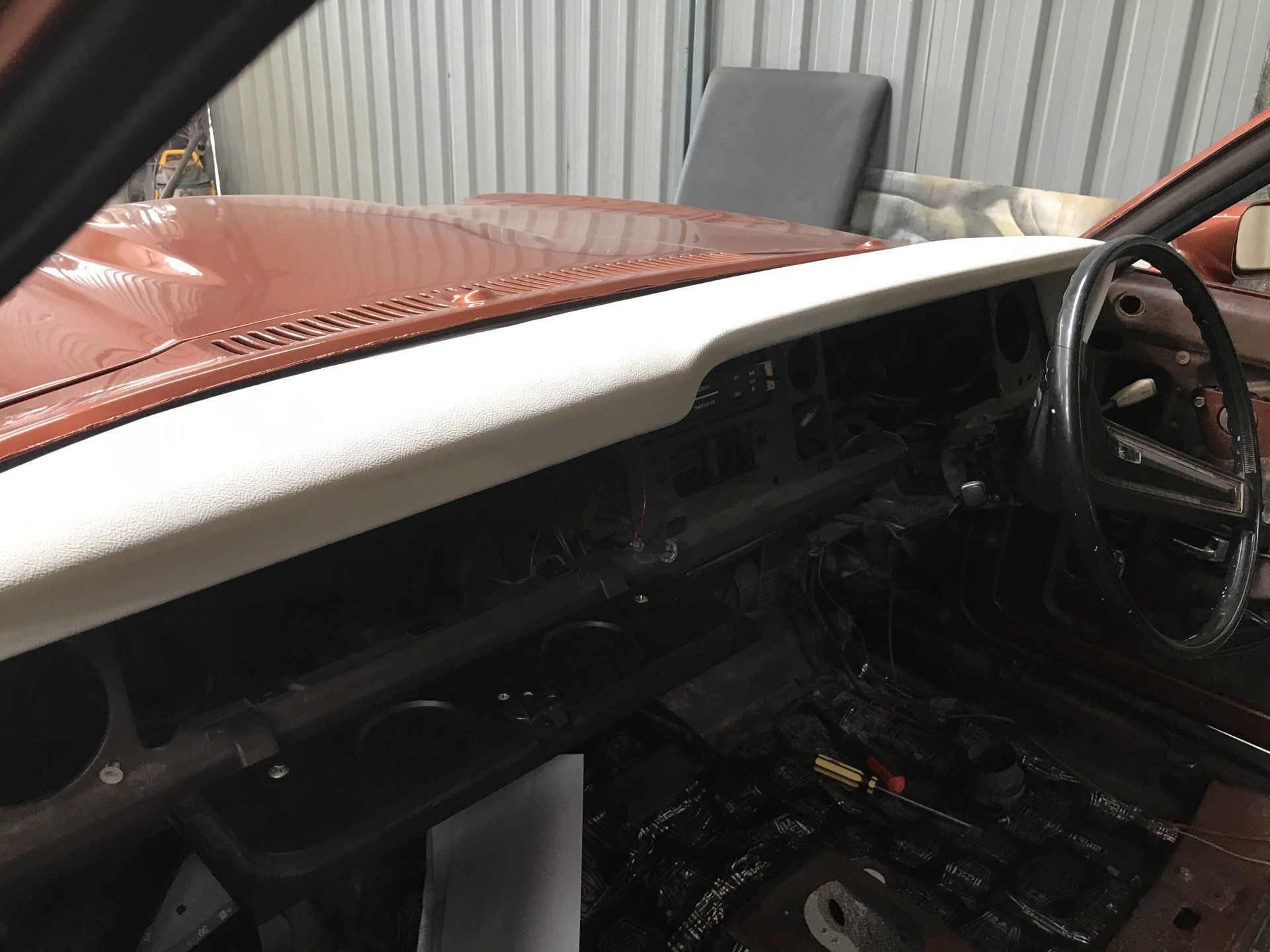 Cortina custom white vinyl dash