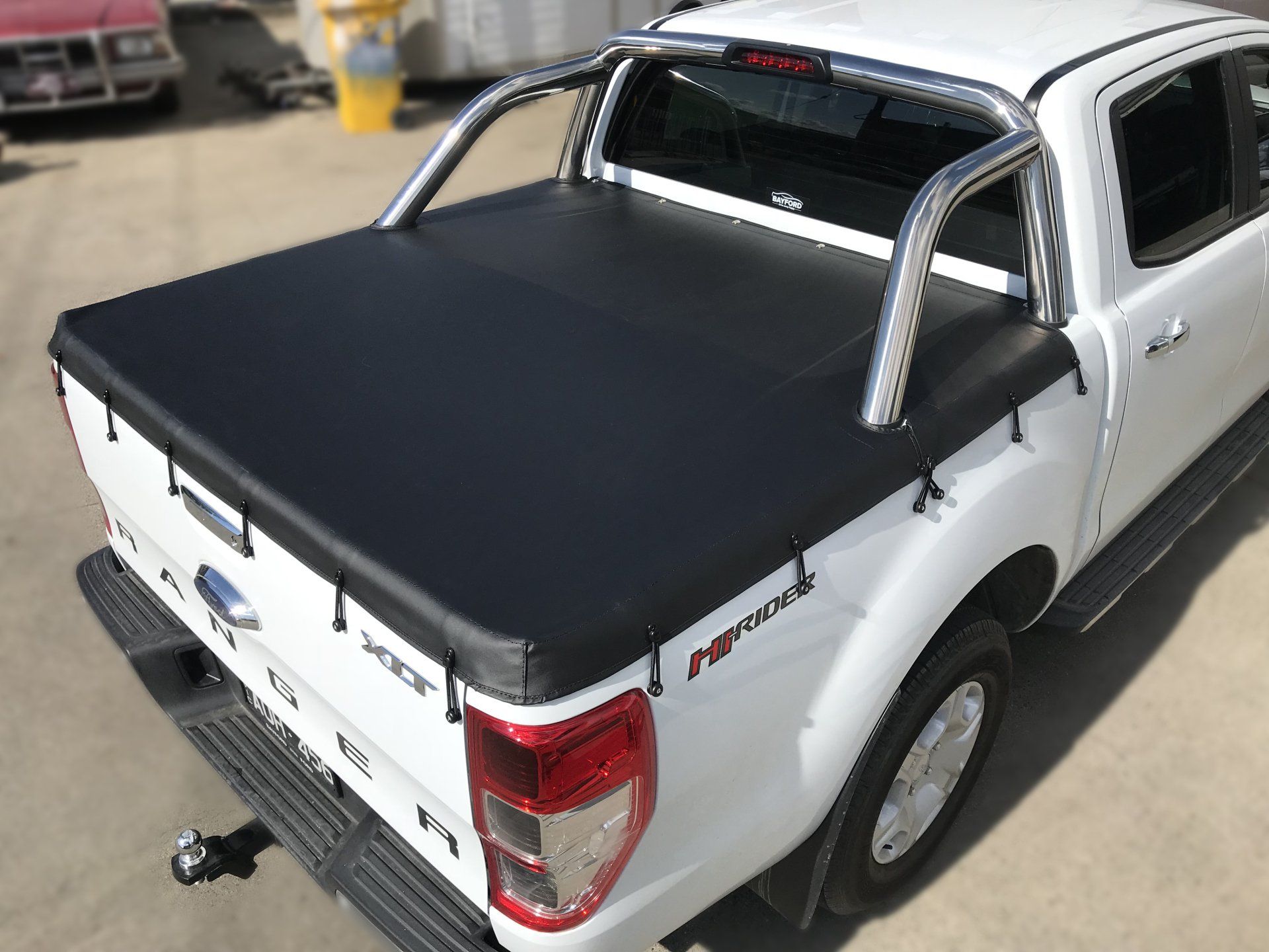 Ford Ranger XLT bunji tonneau with sports bars