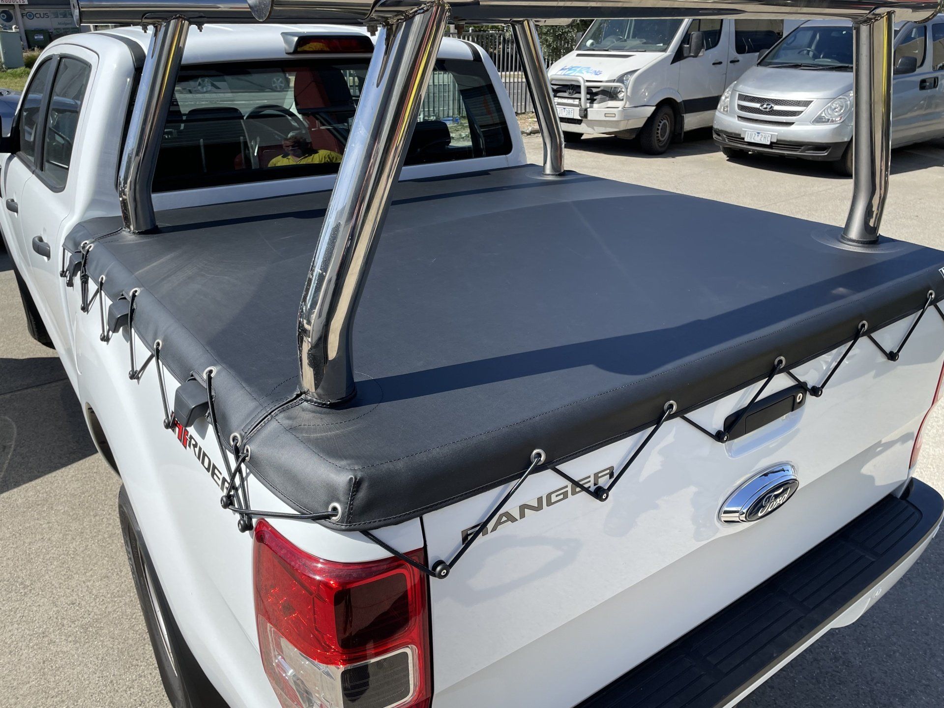 Ford Ranger tonneau with eyelets and elastic rope