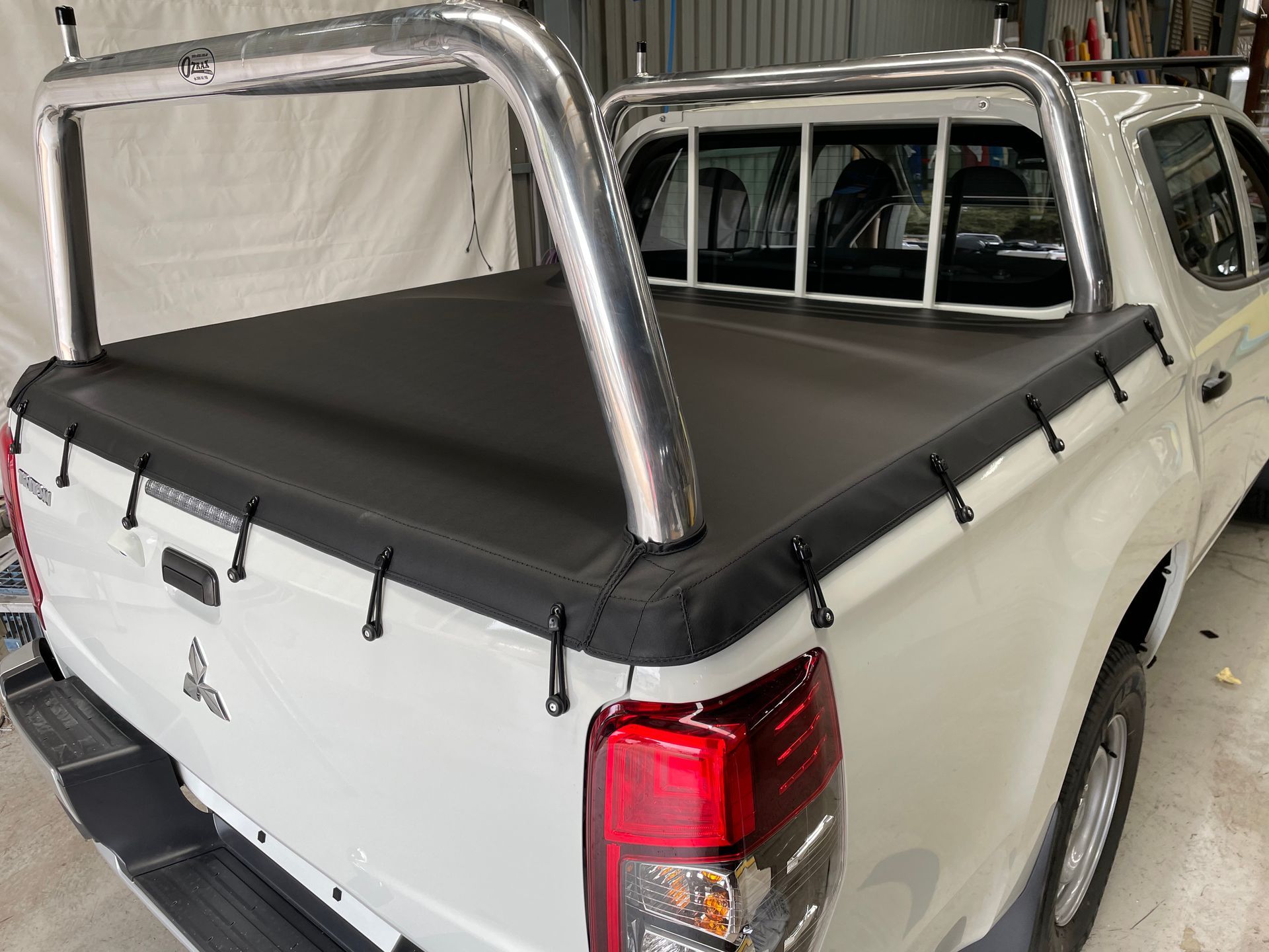 Mitsubishi Triton bunji tonneau with carry bars