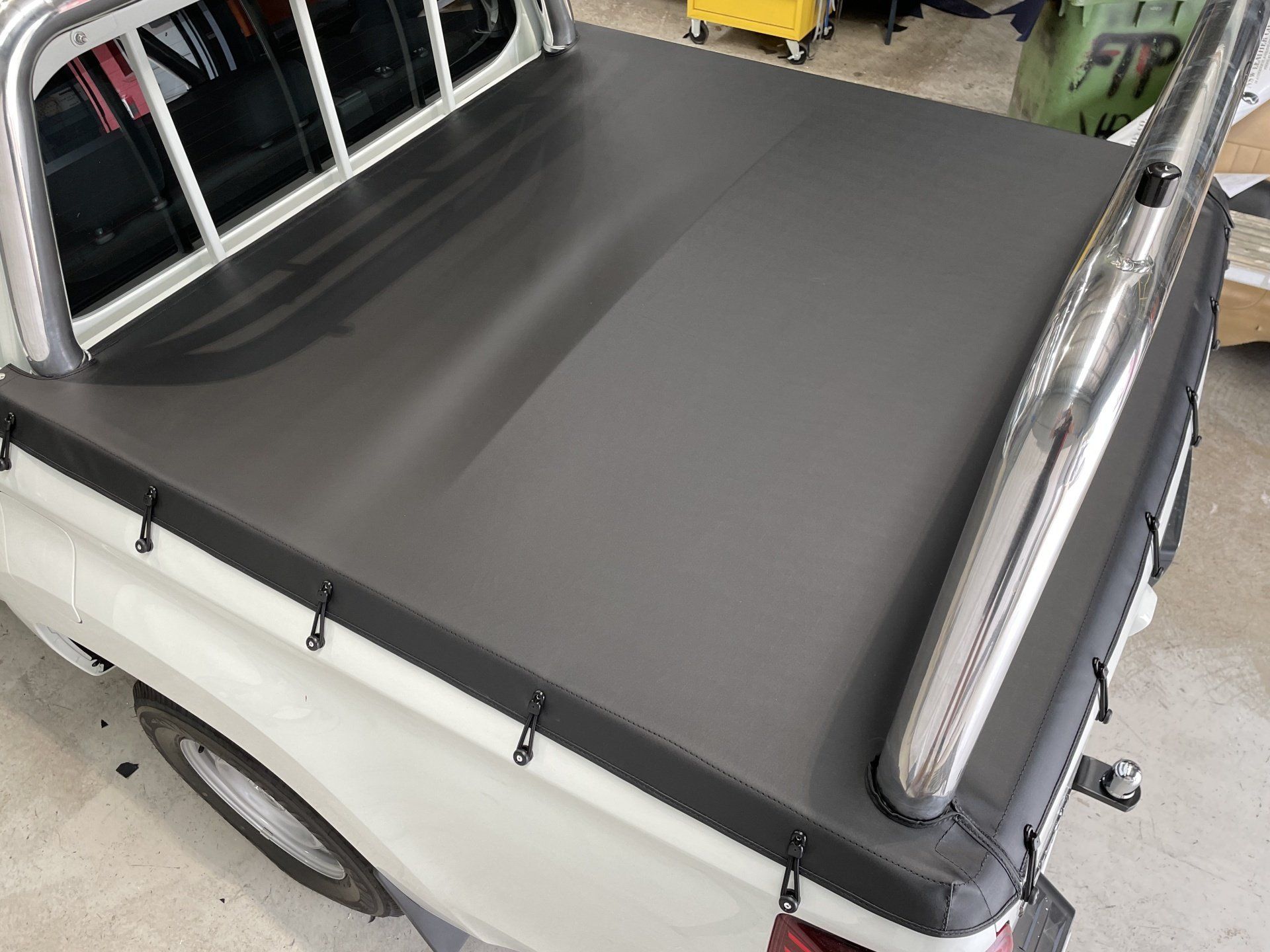Mitsubishi Triton tradesman tonneau with bunjis