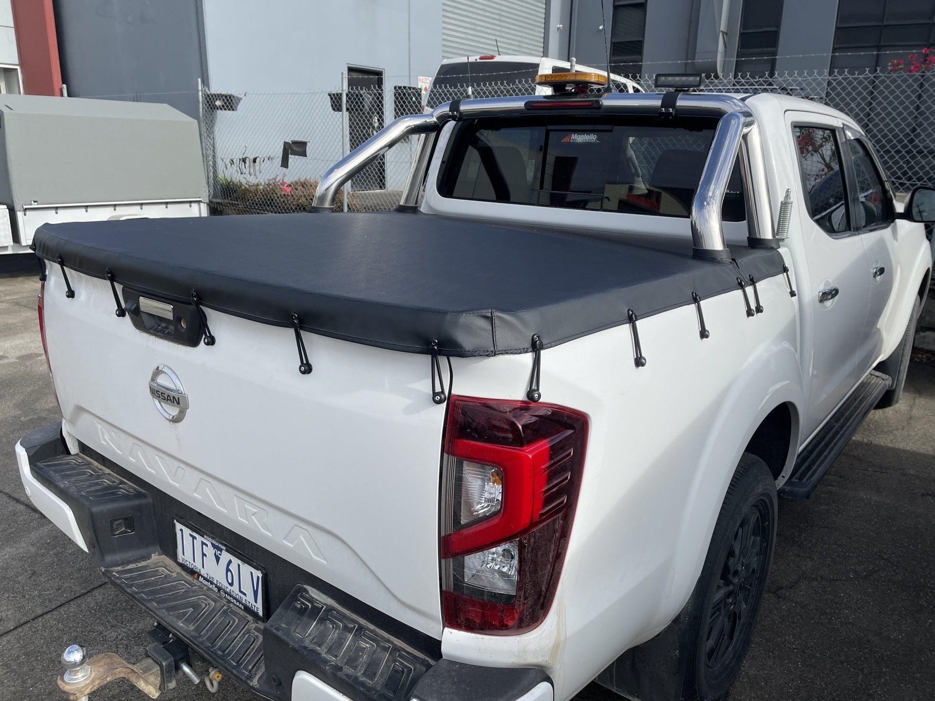 Nissan Navara fitted tonneau with single bunji loops