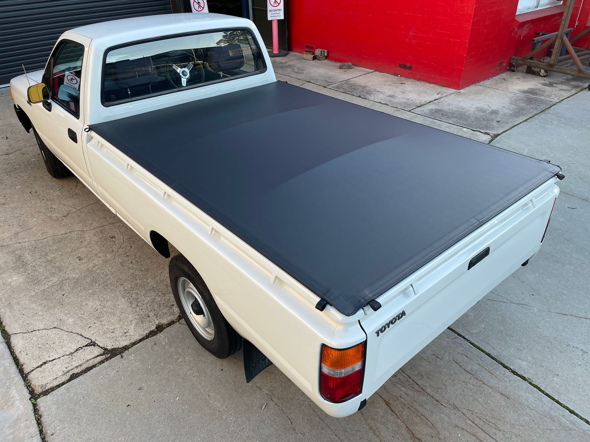 Toyota Workmate push on clipless look tonneau