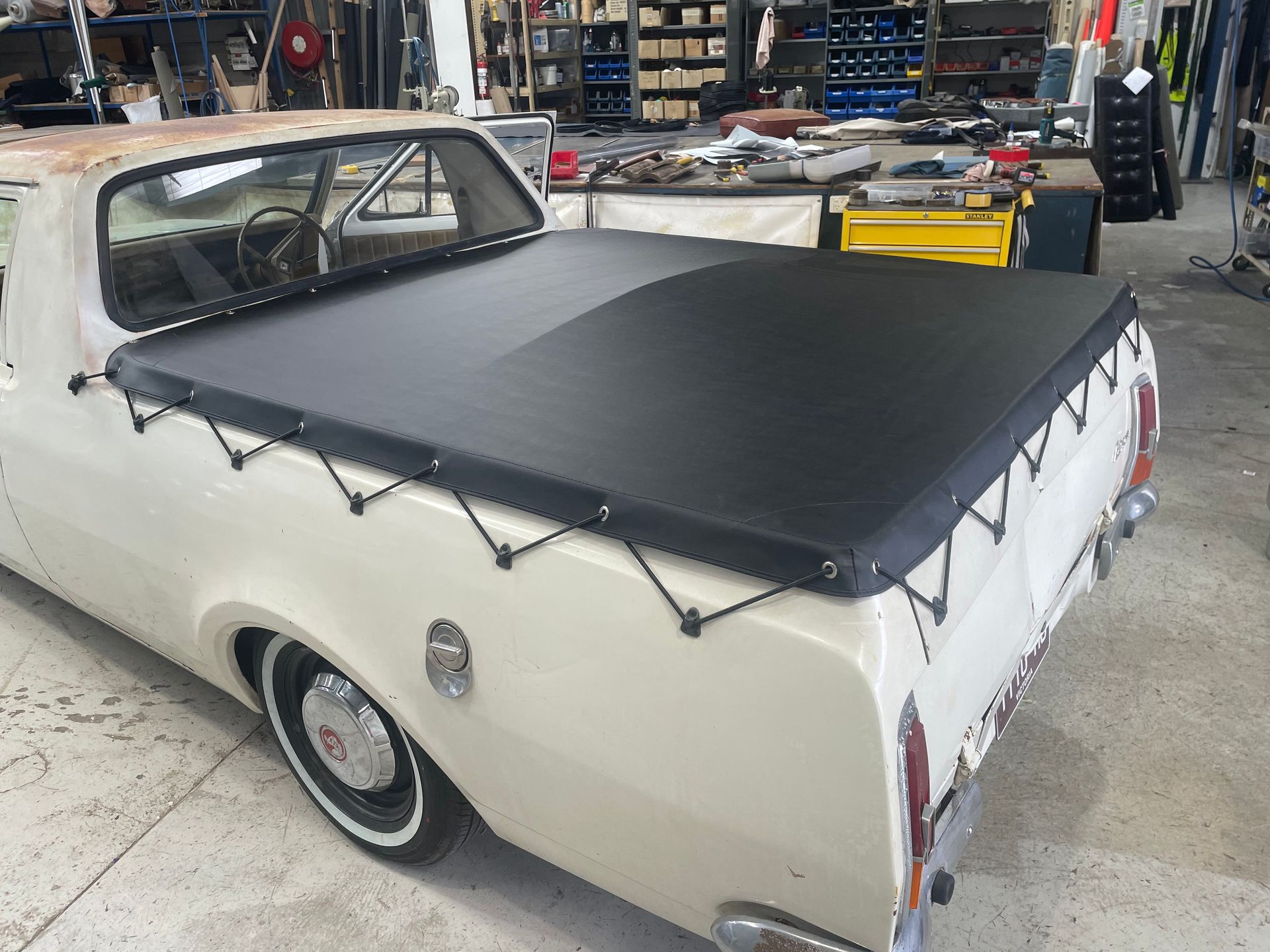 Traditional eyelet and elastic rope tonneau