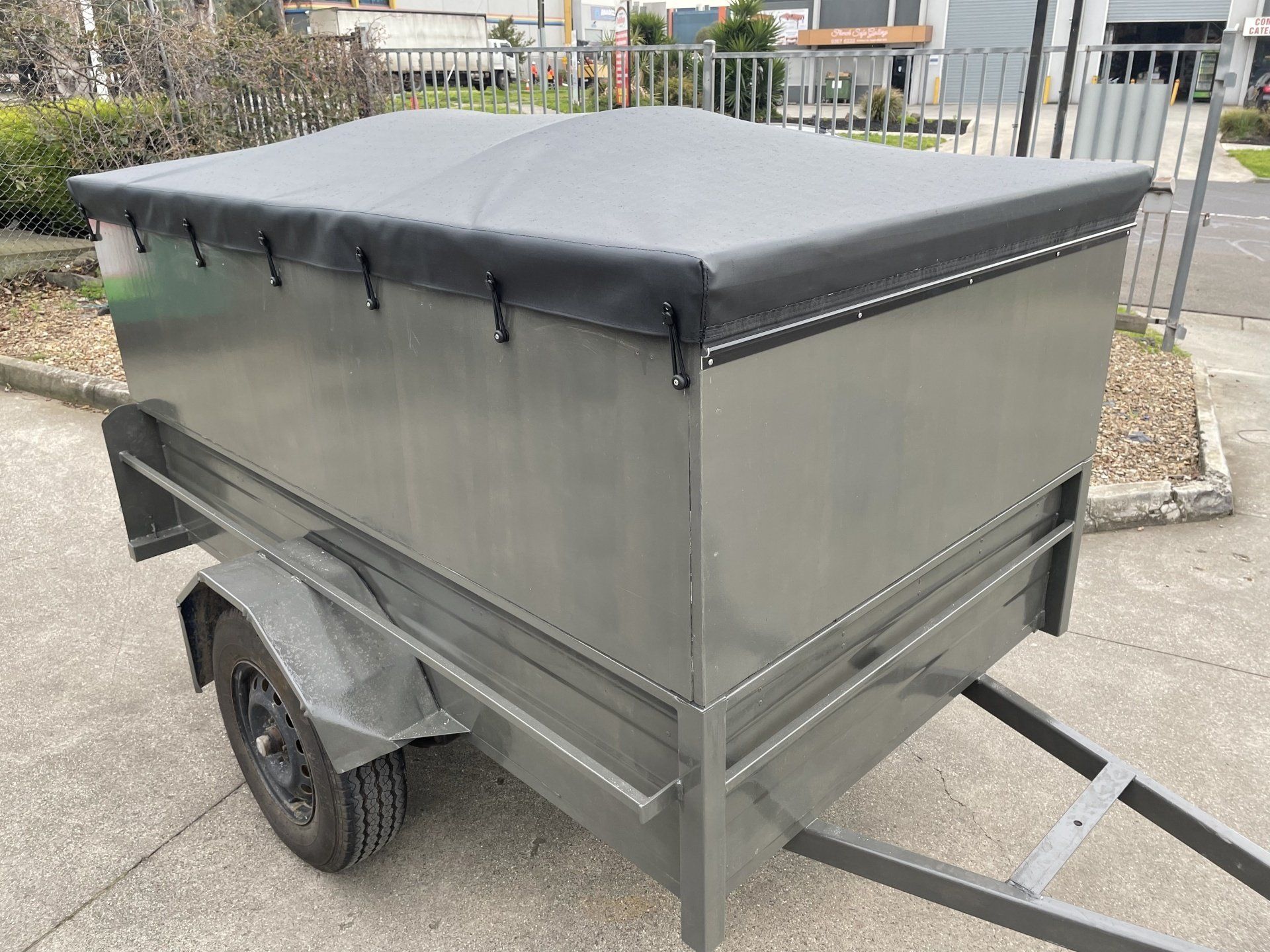 Trailer 6x4 tonneau with centre bar support