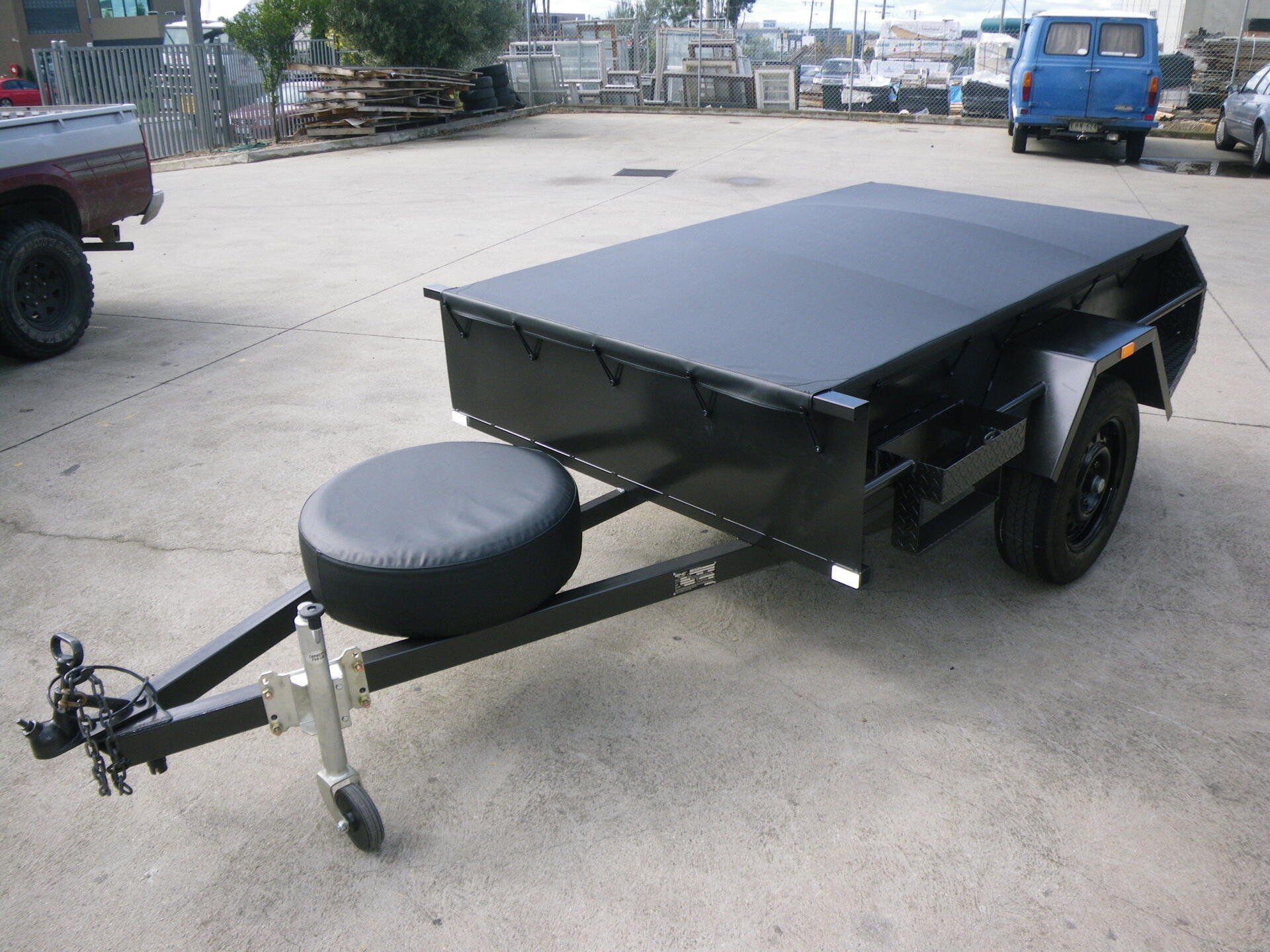 Trailer flat cover with tyre cover