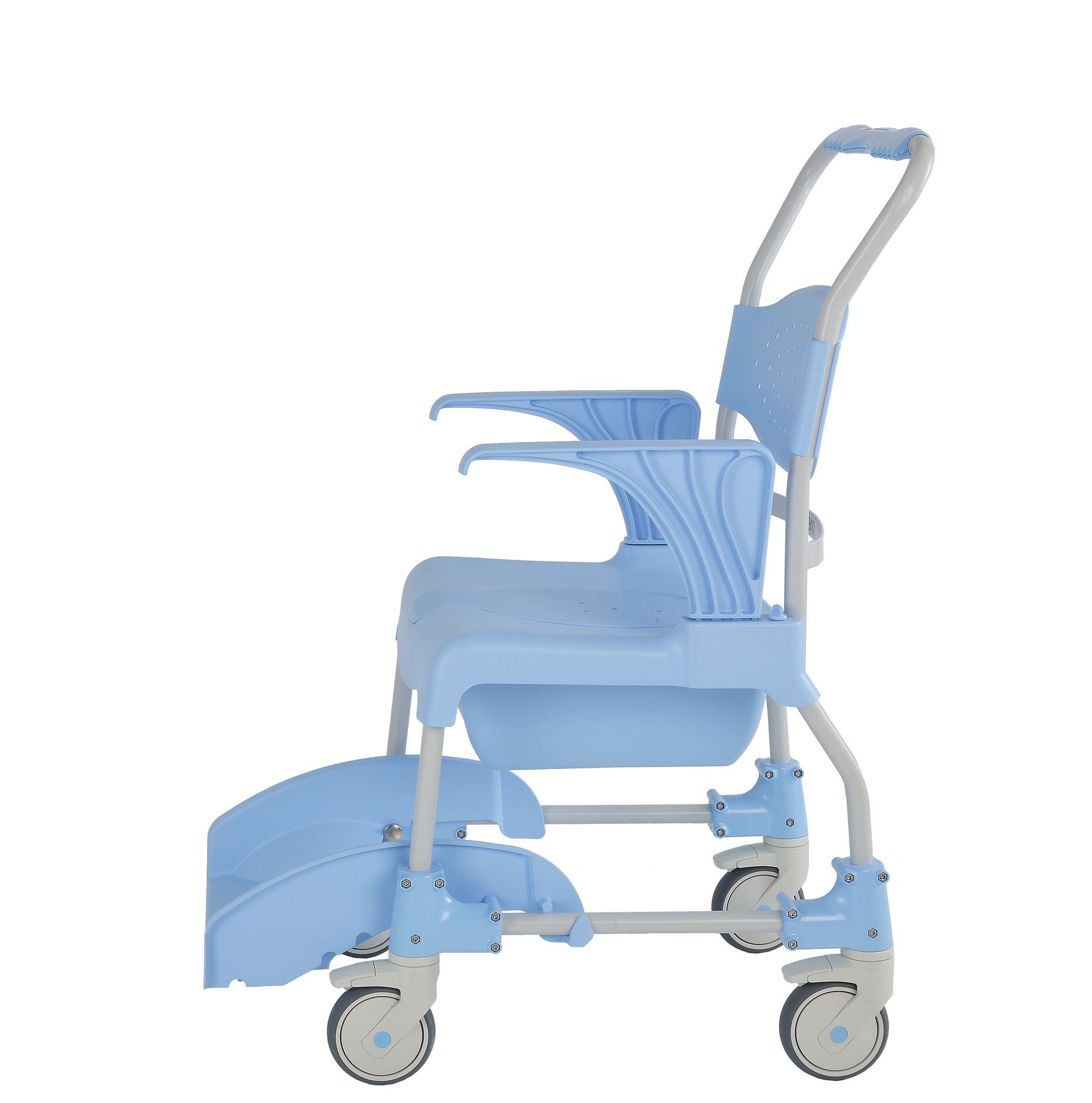 Silla de ducha de color azul claro con reposabrazos, reposapiés y ruedas para accesibilidad.
