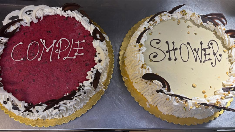 Vetrina per gelati con vari gusti di gelato, coppe gelato e pasticcini.