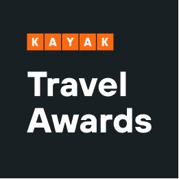 O logotipo da KAYAK em letras brancas dentro de quadrados laranja acima do texto branco 