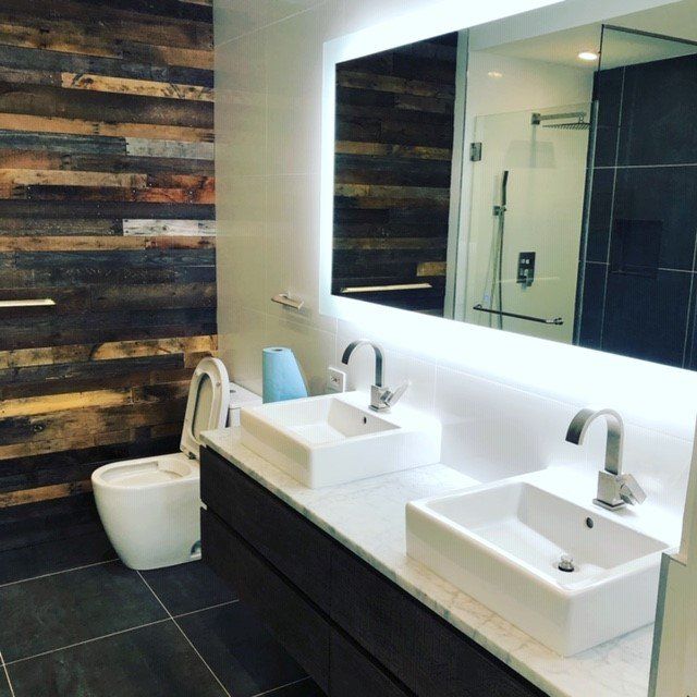 A bathroom with two sinks and a toilet