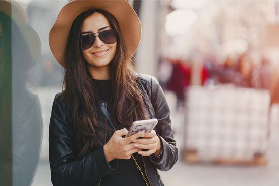 ragazza che veste capi e accessori alla moda