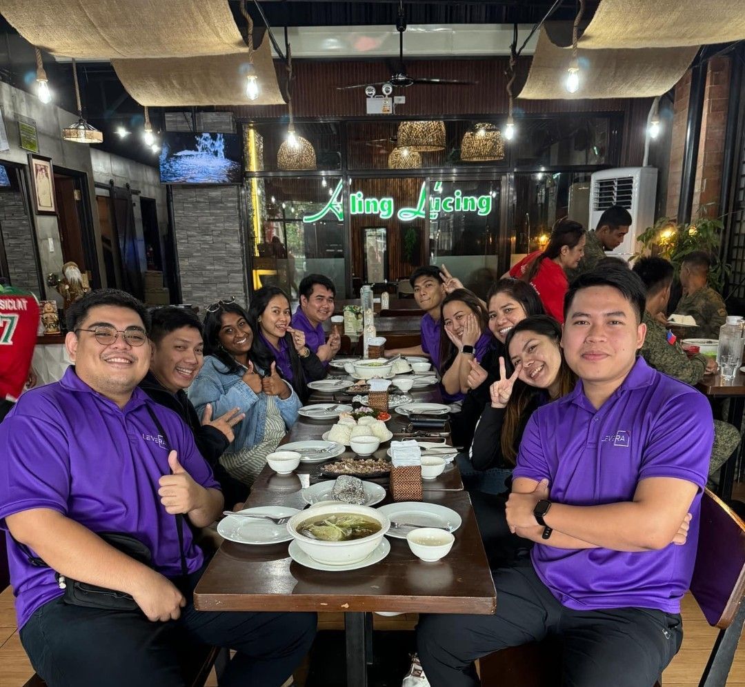 A group of people are sitting at a table in a restaurant.
