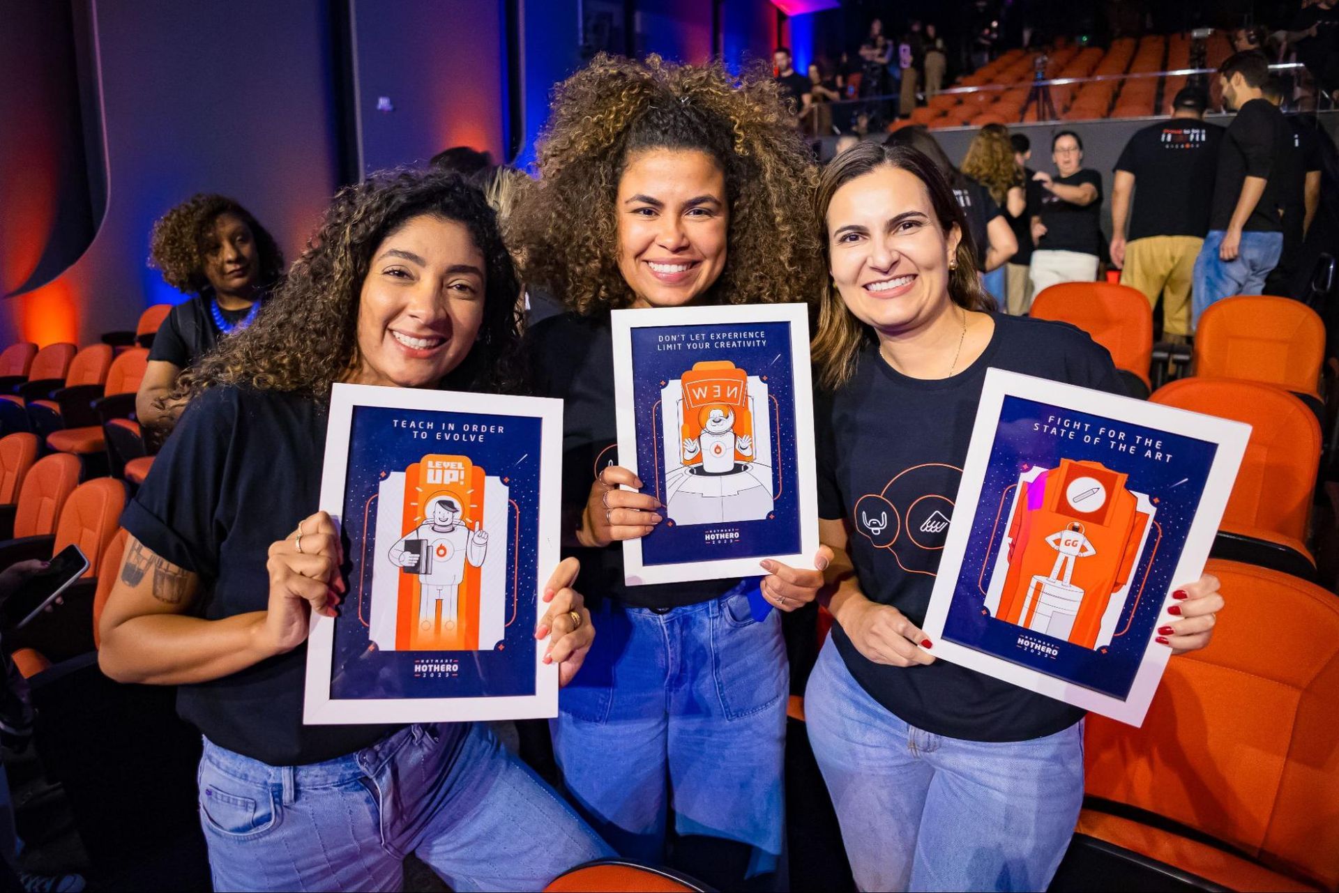 Manu Tavares, Dâmares Góis e Poliana Prata juntas, no supernova studio, sorrindo e segurando suas placas de HotHero após receber a premiação.