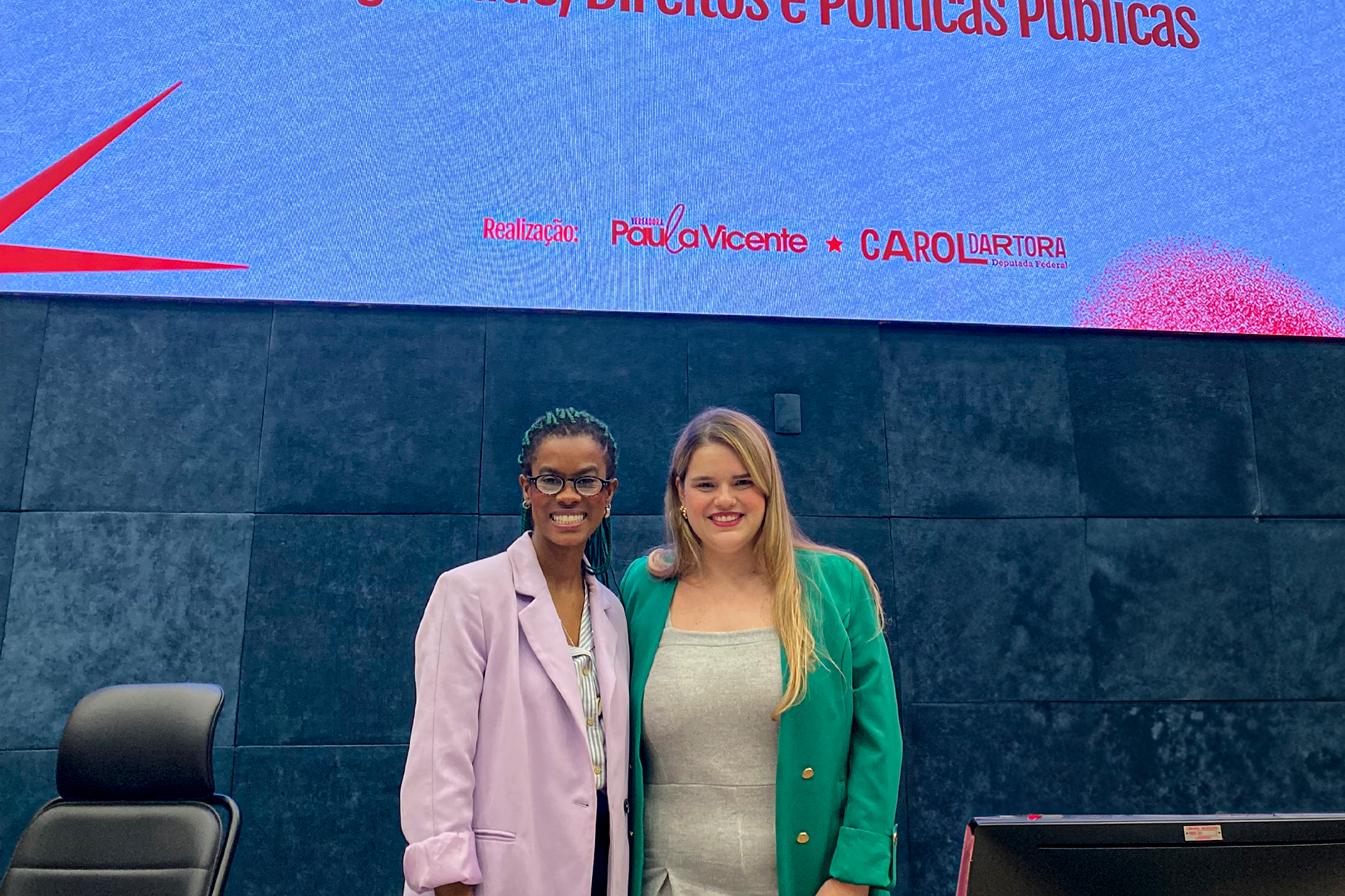 vereadora paula vicente e deputada federal carol dartora