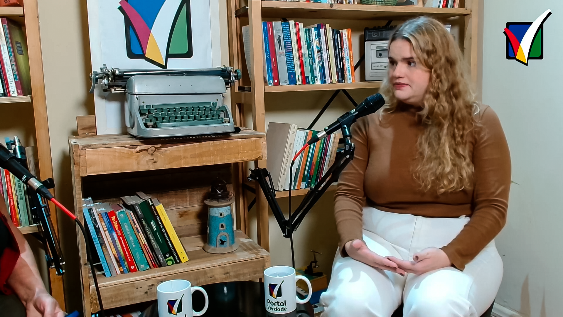 imagem paula vicente em podcast