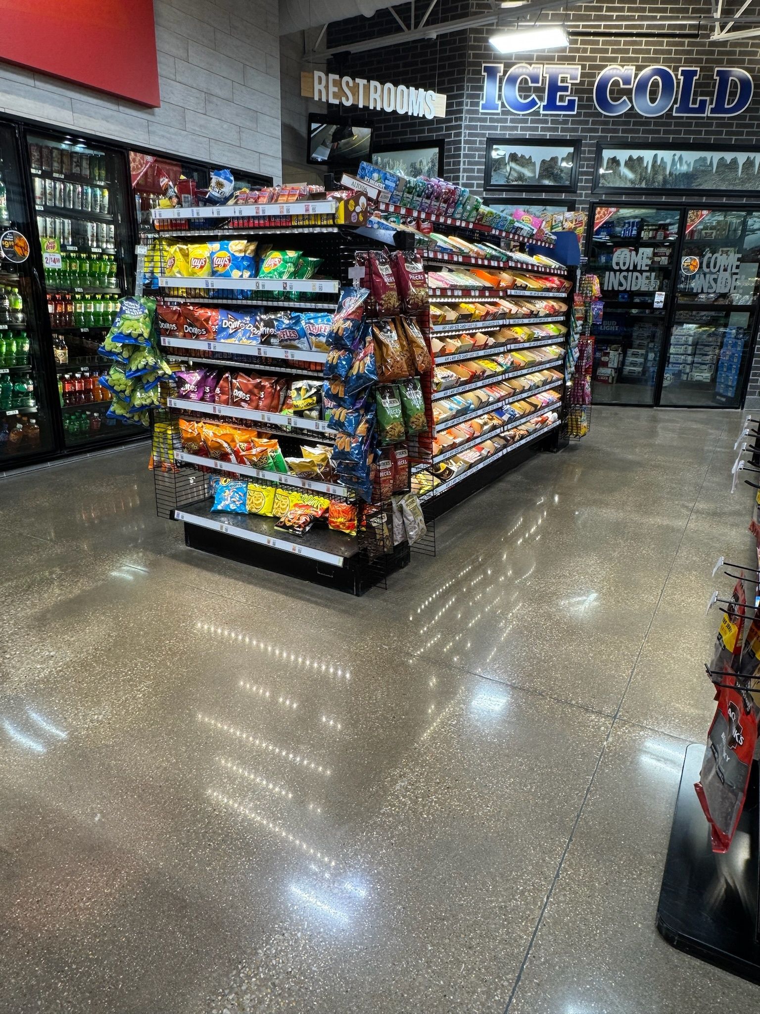 A grocery store filled with lots of shelves of food and drinks.