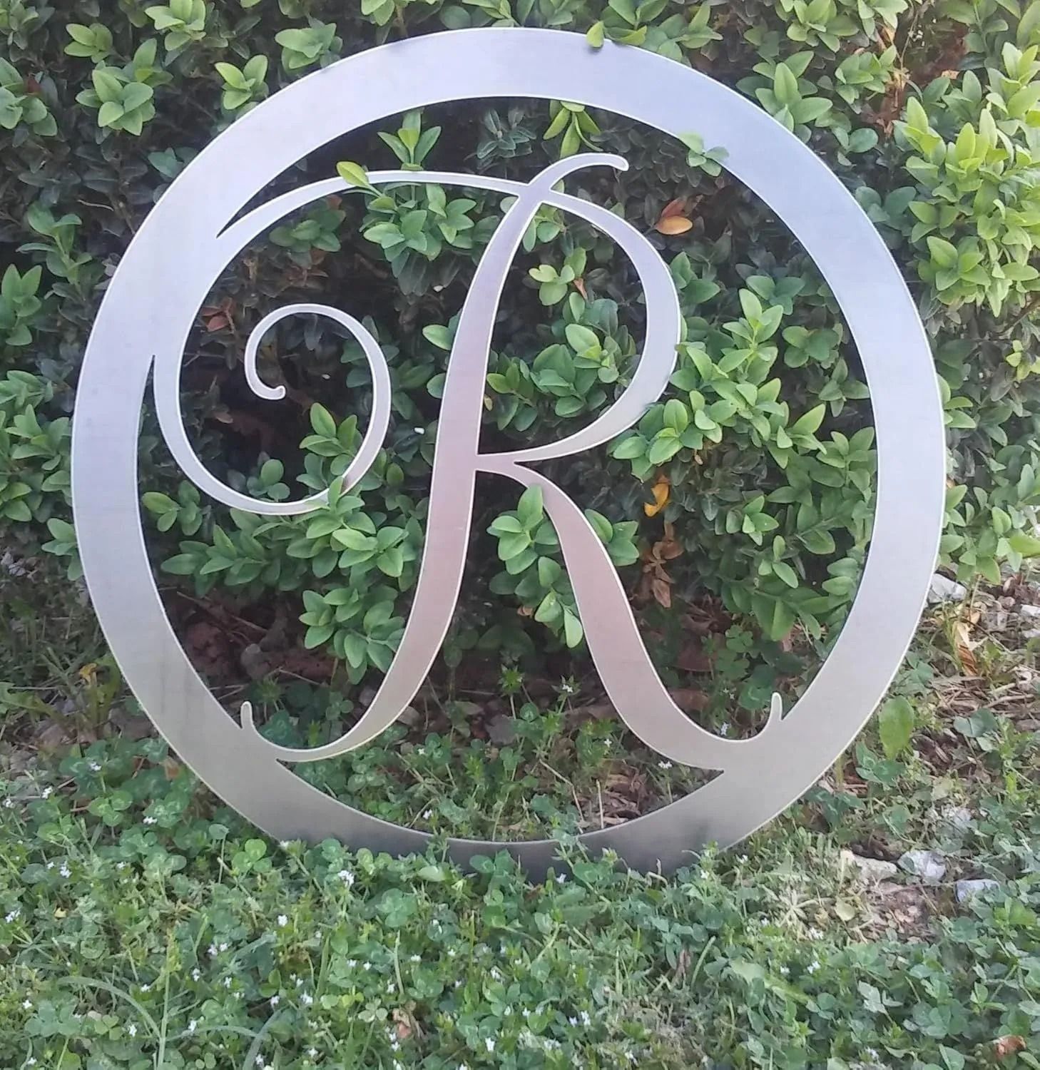The letter r is in a circle in the grass