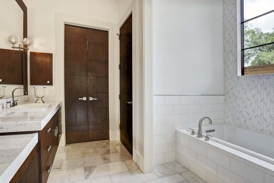 A bathroom with two sinks and a bathtub