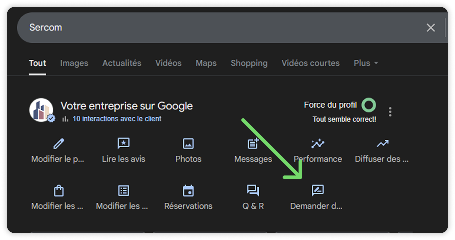 Tableau de bord Google My Business avec une flèche verte pointant vers le bouton « Performance ».
