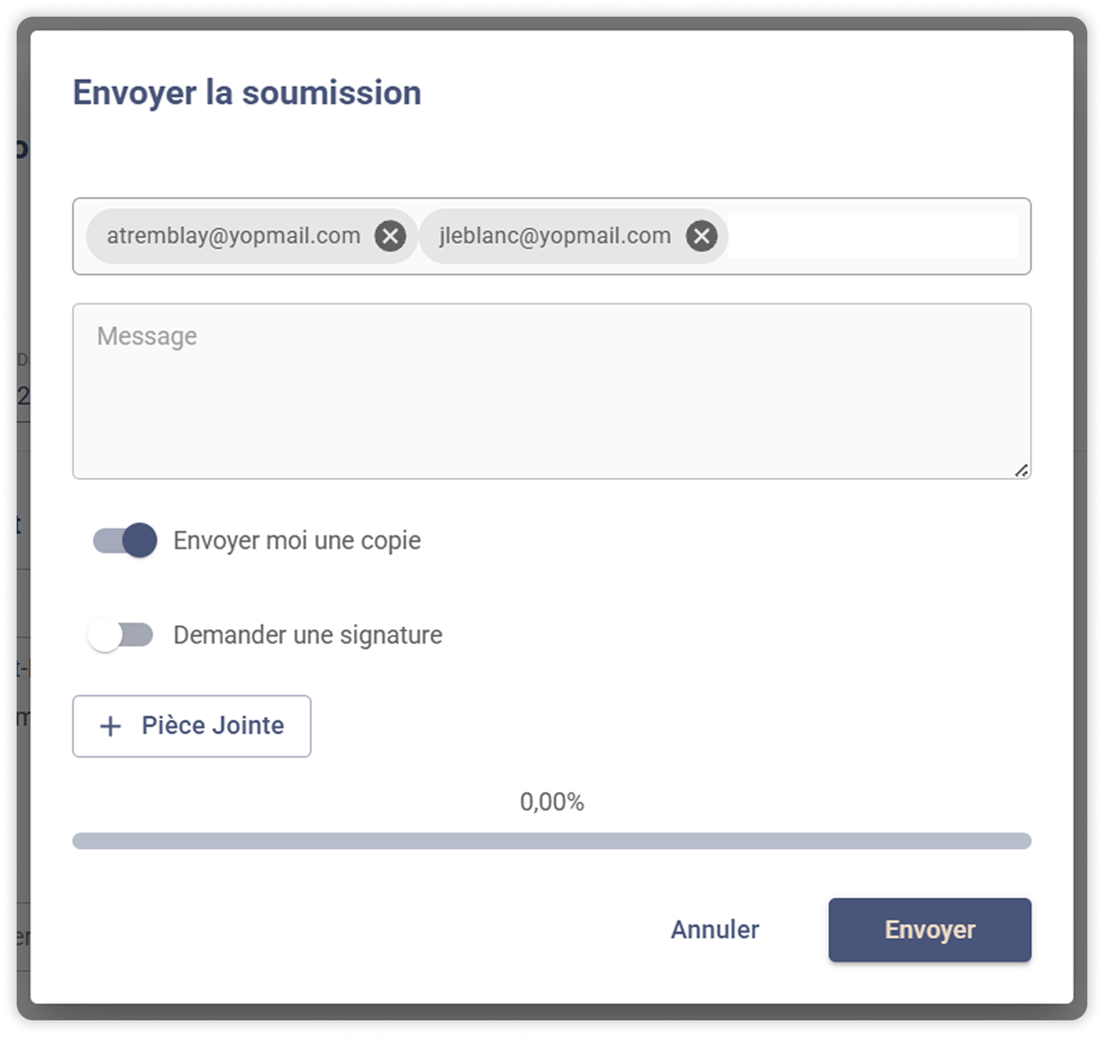Formulaire à soumettre avec les e-mails des destinataires, la boîte de message, les options de demande de copie et de signature, le bouton de pièce jointe et le bouton d'envoi.