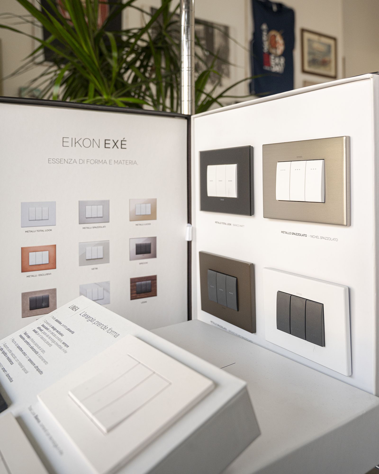 Esposizione di interruttori della luce Eikon Exé in vari colori, che illustrano le diverse opzioni.