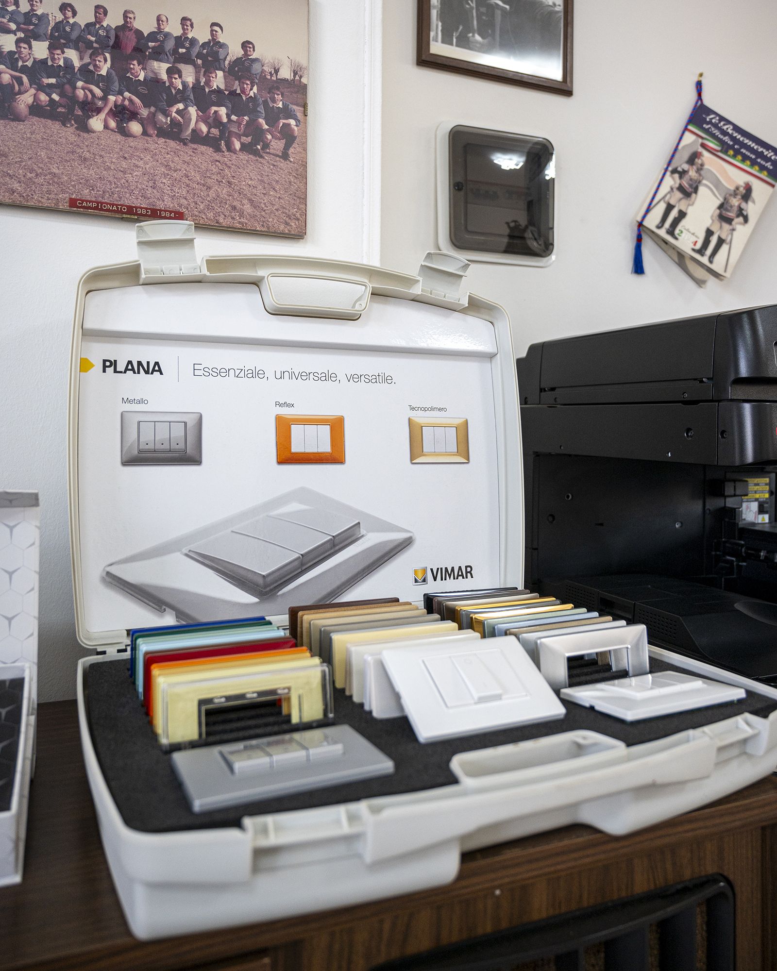 Vetrina con campioni di interruttori della luce in un negozio; sono visibili vari colori e design.