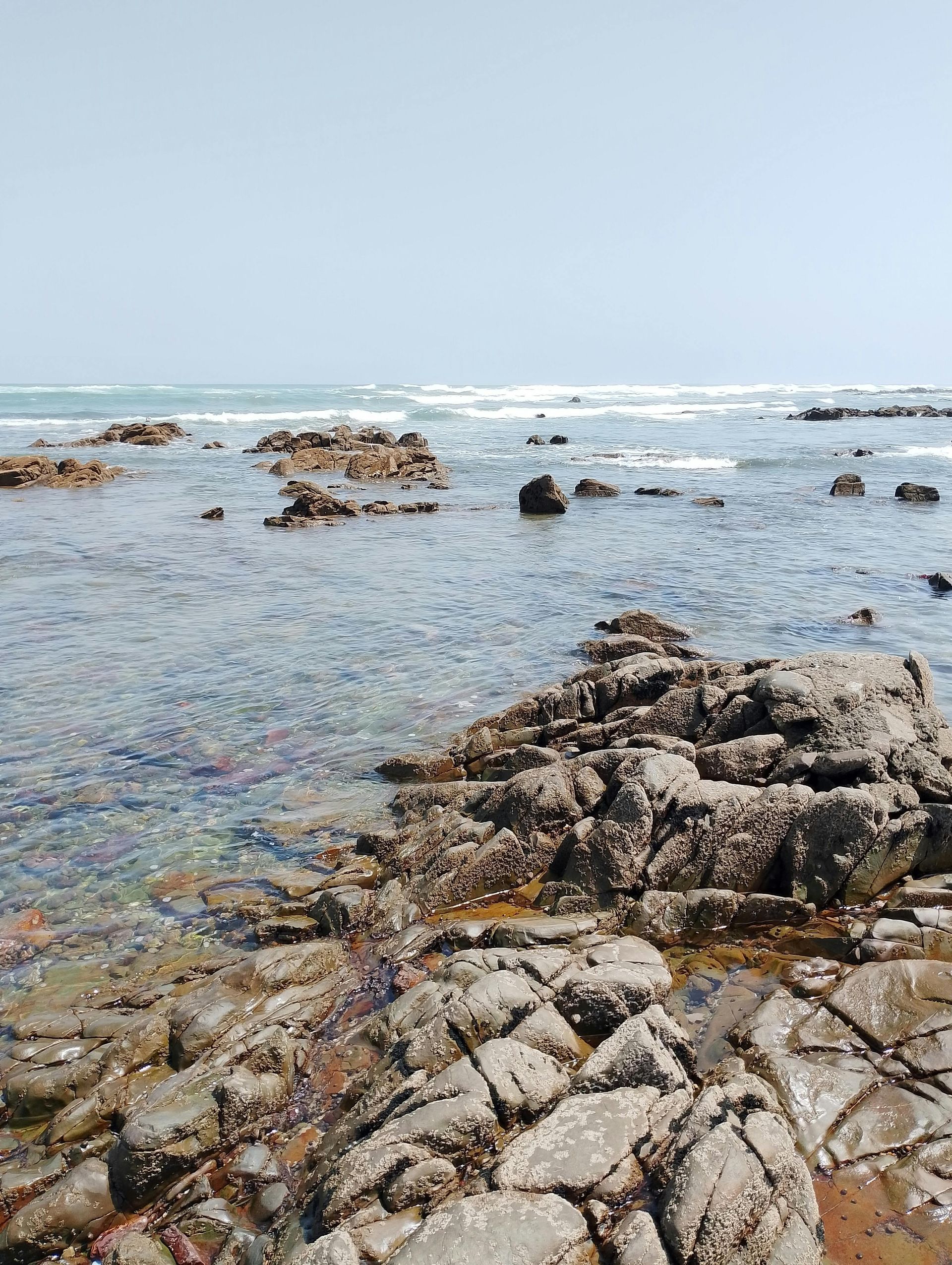 Il y a des rochers sur le rivage de l'océan.