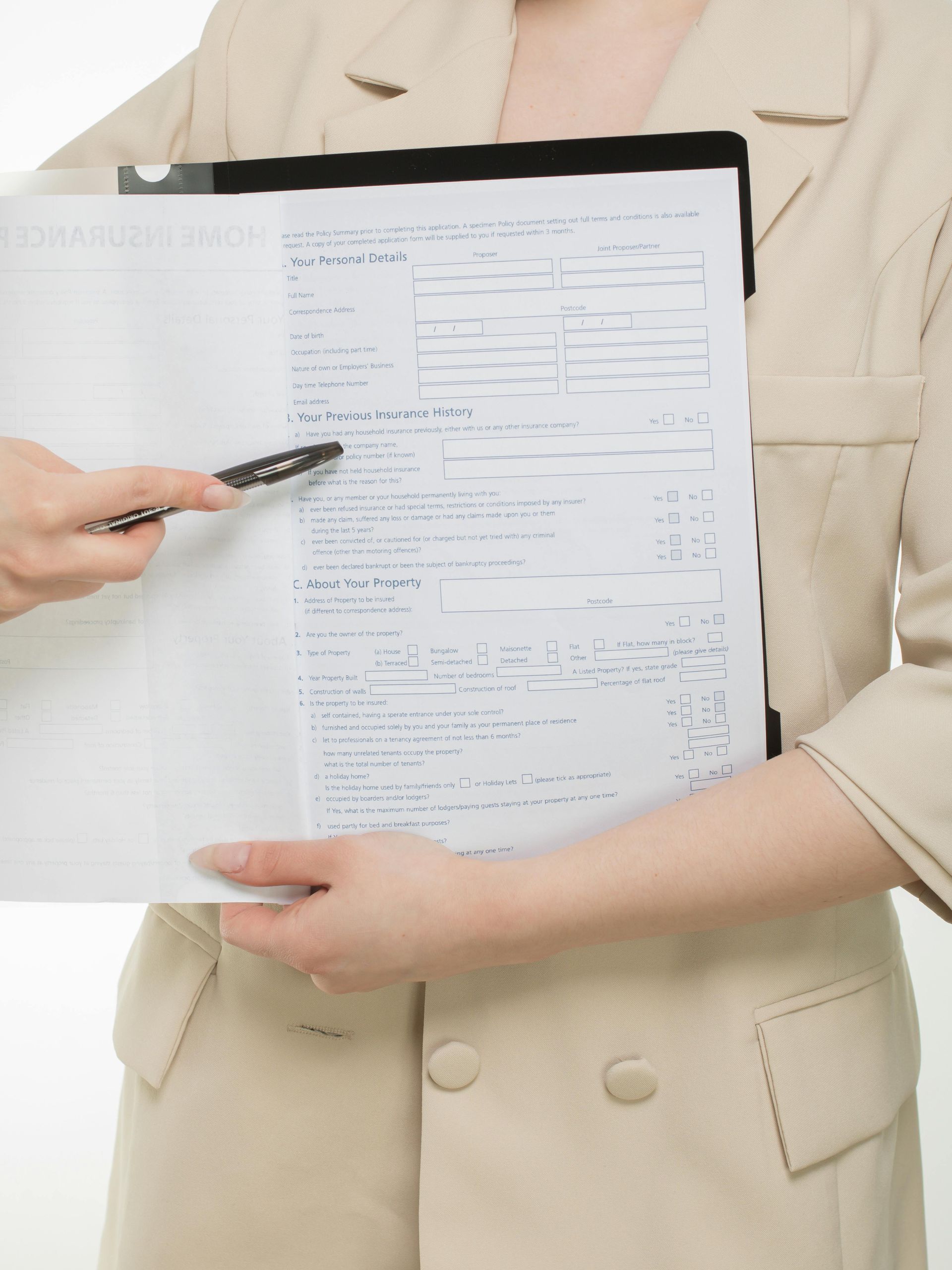 Une femme tient un presse-papiers et pointe du doigt une feuille de papier