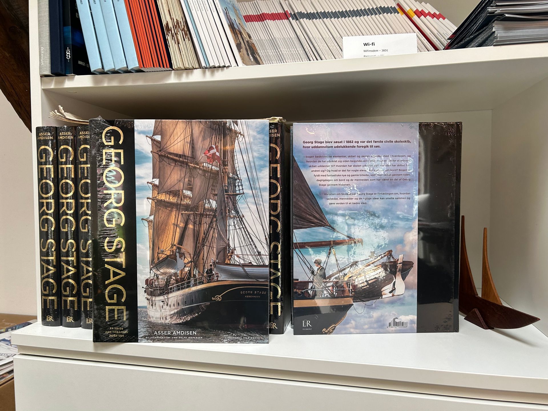 En stak bøger med titlen georgs scene på en hylde