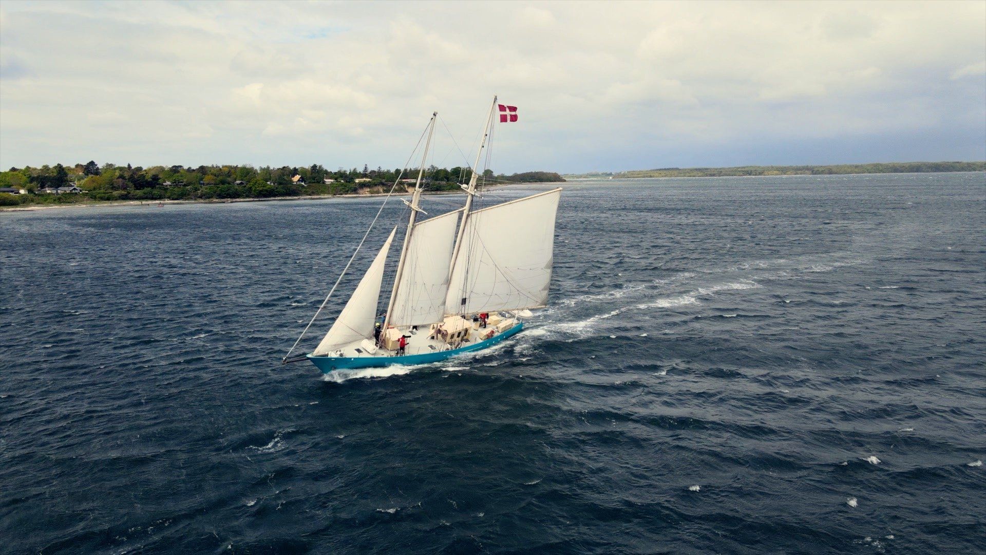 En sejlbåd flyder oven på en stor vandmasse.