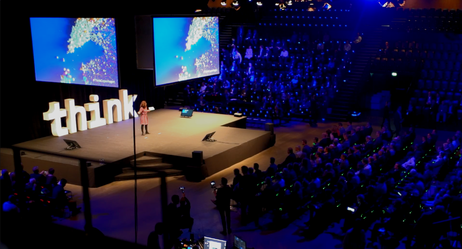 Ordet tænk er på scenen foran en menneskemængde