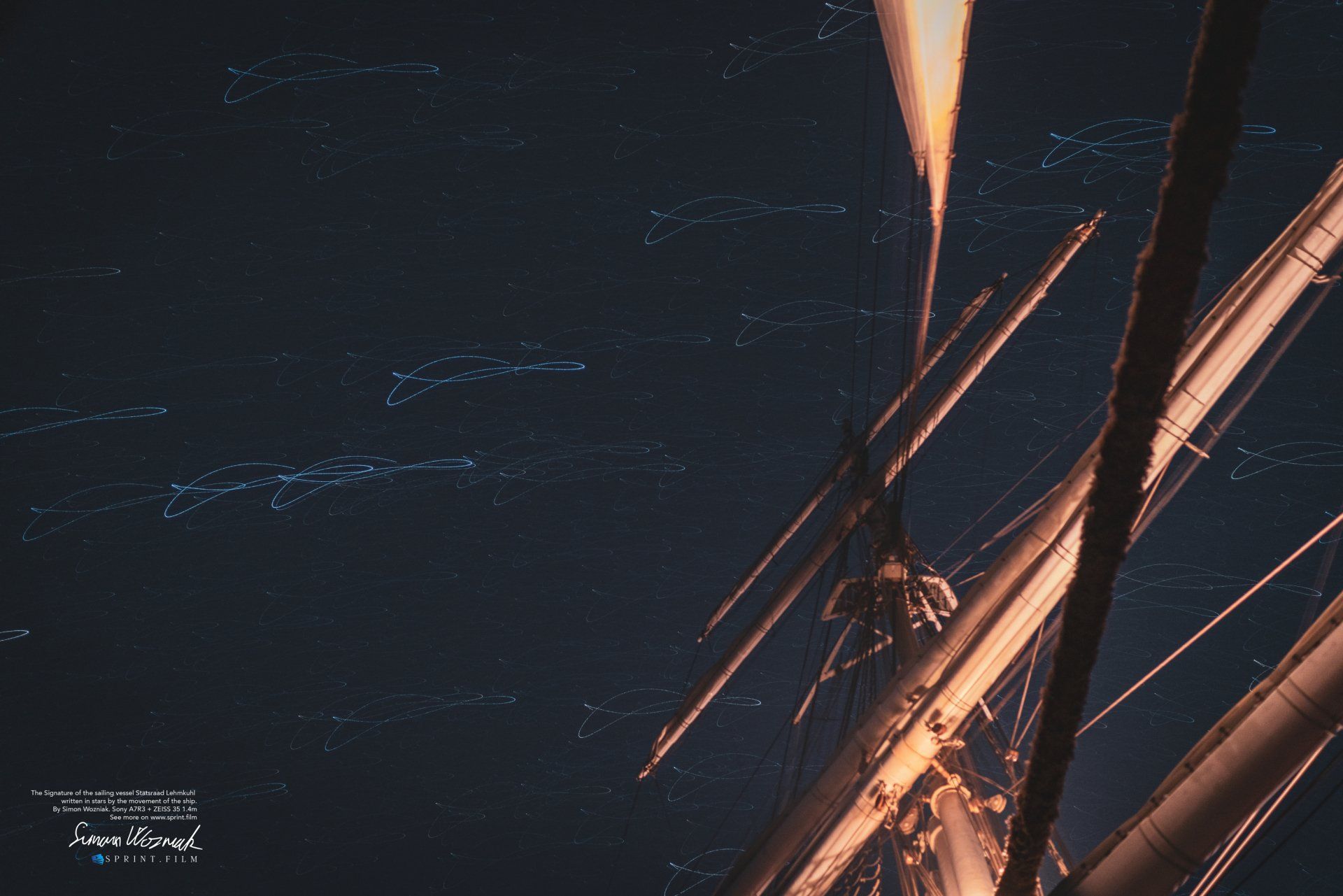 Et nærbillede af en sejlbådsmast i havet om natten