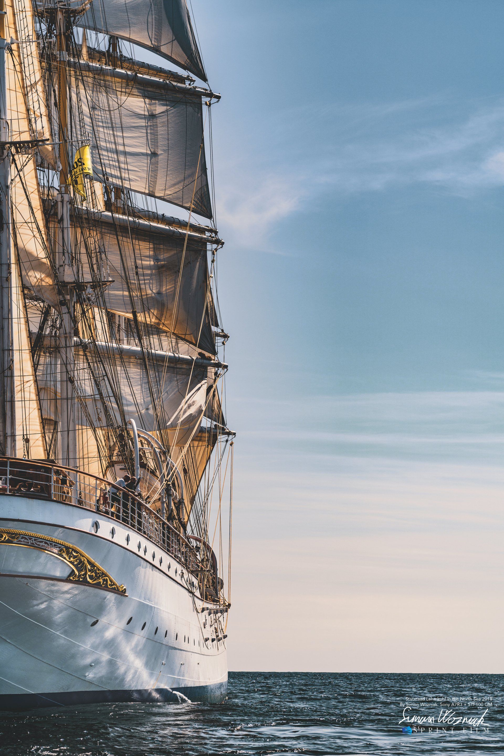 En stor sejlbåd flyder oven på en stor vandmasse.