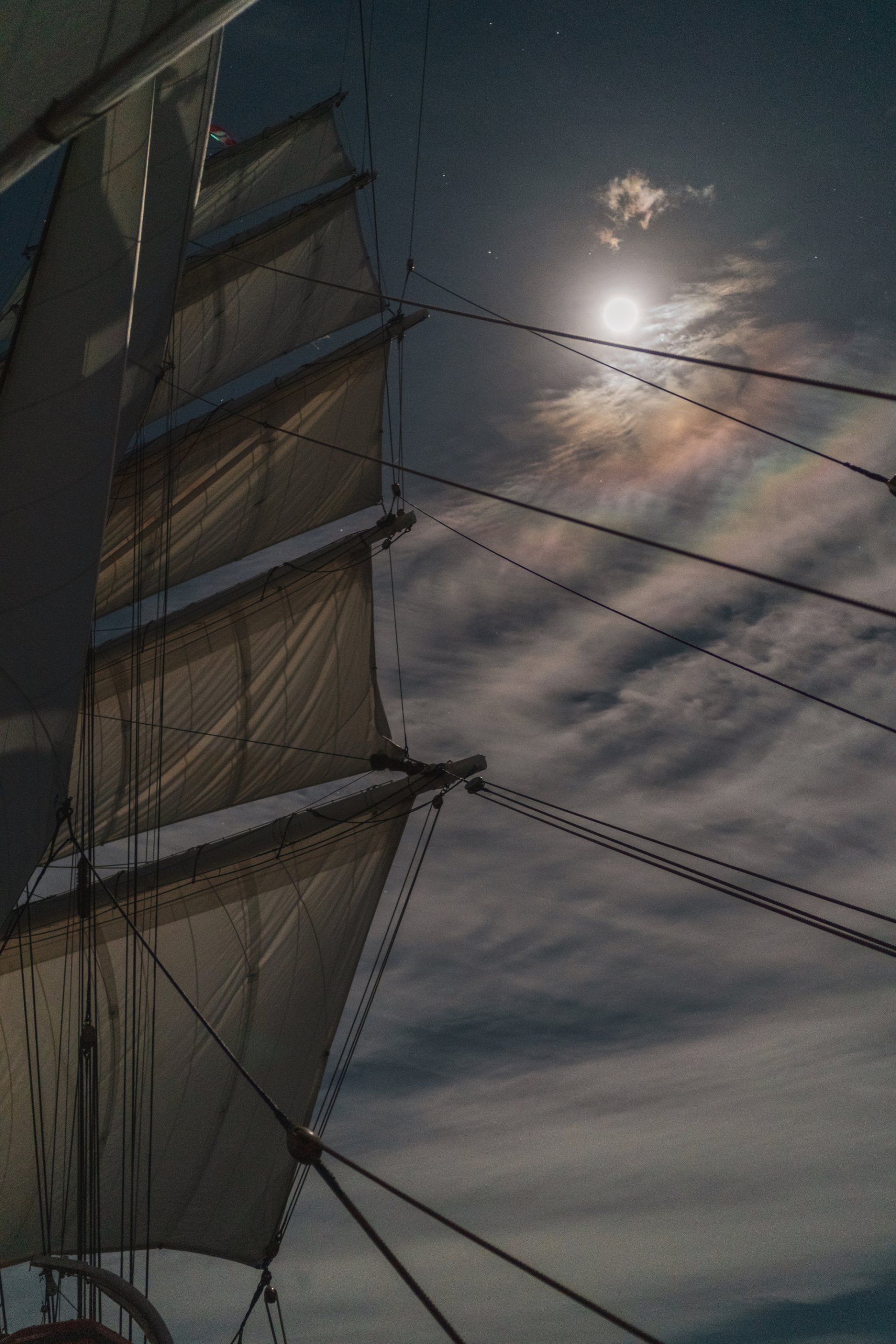 Solen skinner gennem sejlene på en sejlbåd.