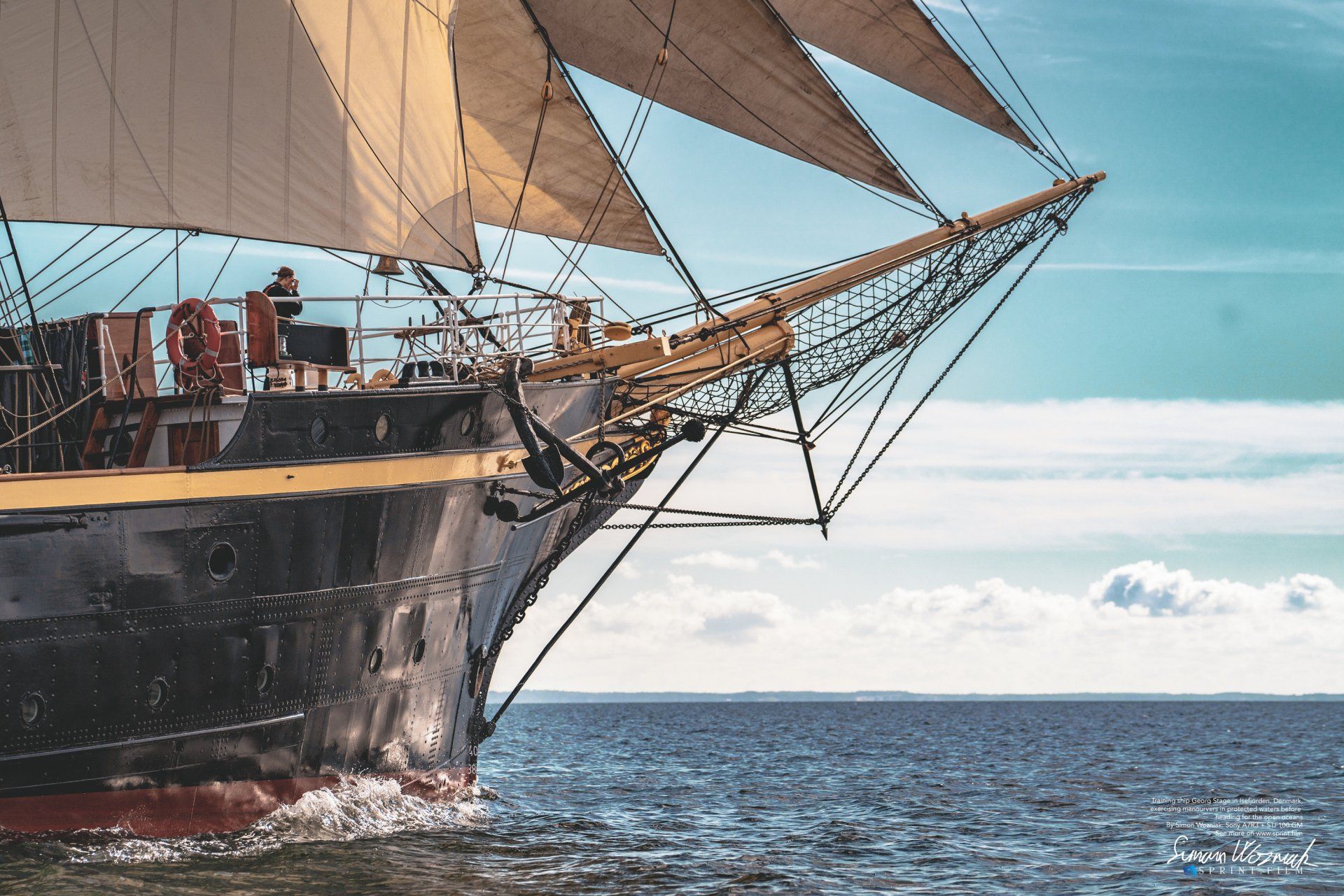 Et stort sejlskib flyder oven på en vandmasse.