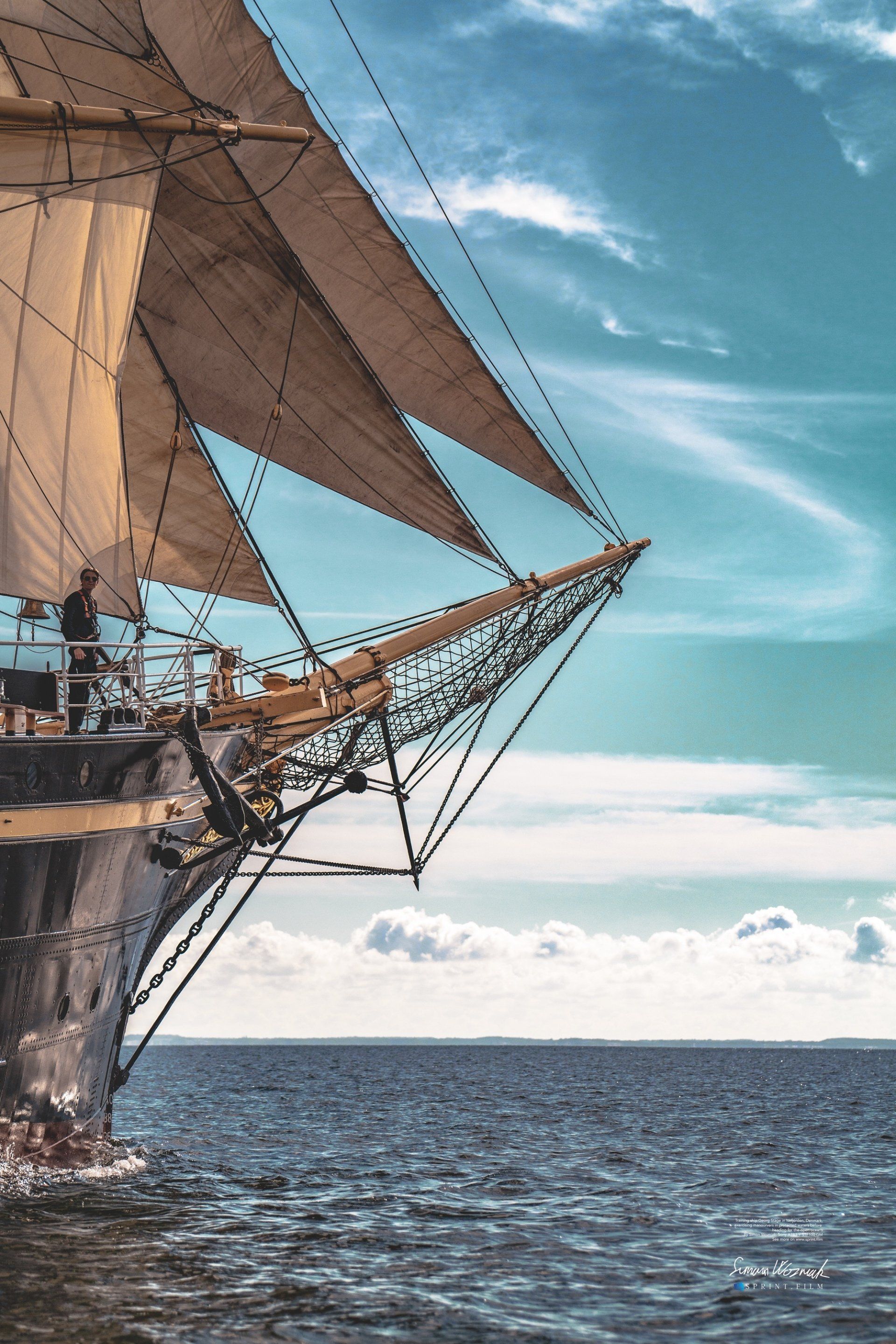 En sejlbåd flyder oven på en stor vandmasse.