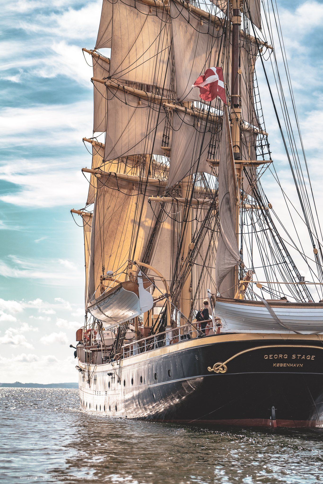 Et højt skib flyder oven på en vandmasse.