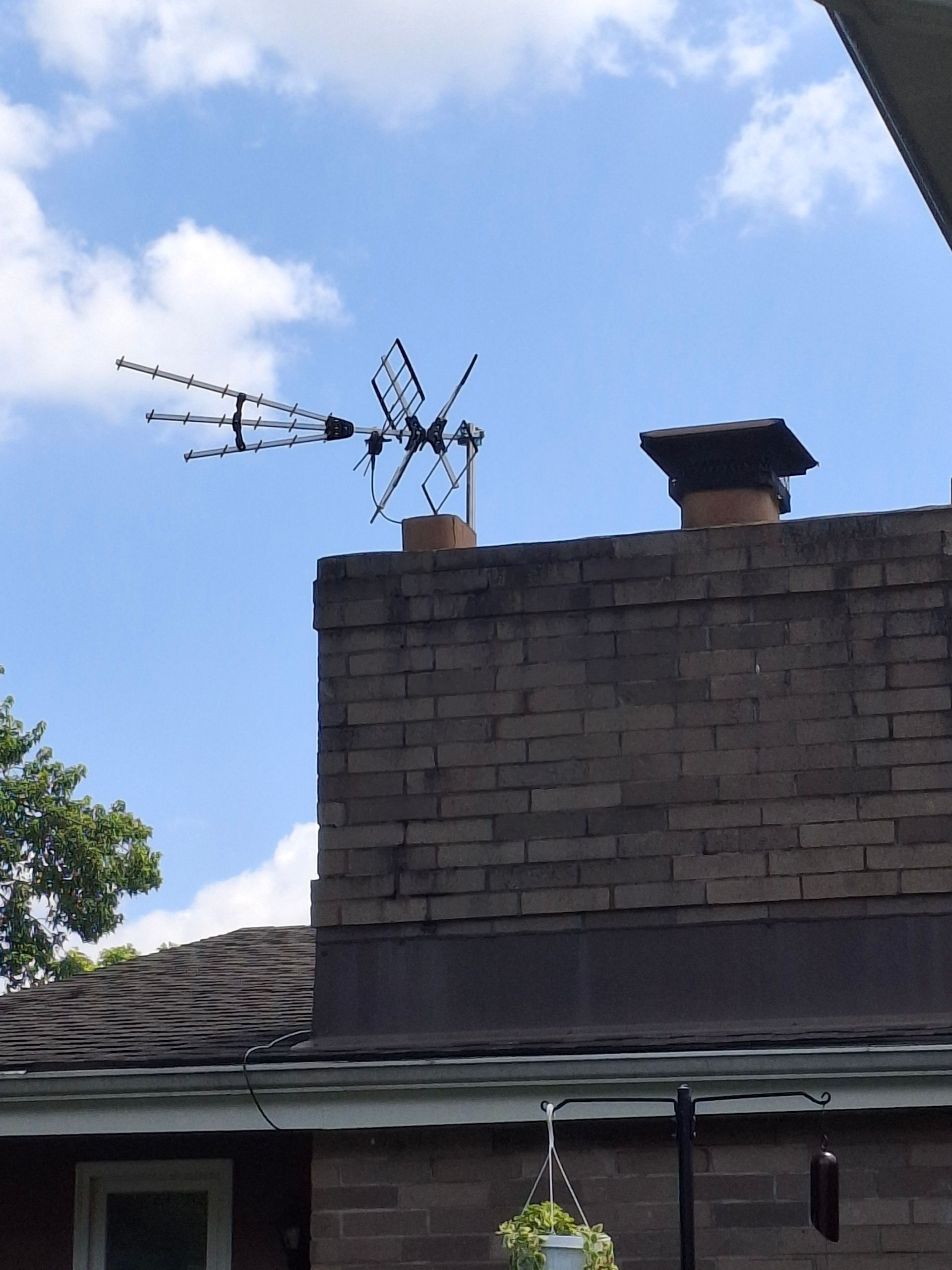 A brick building with an antenna on top of it