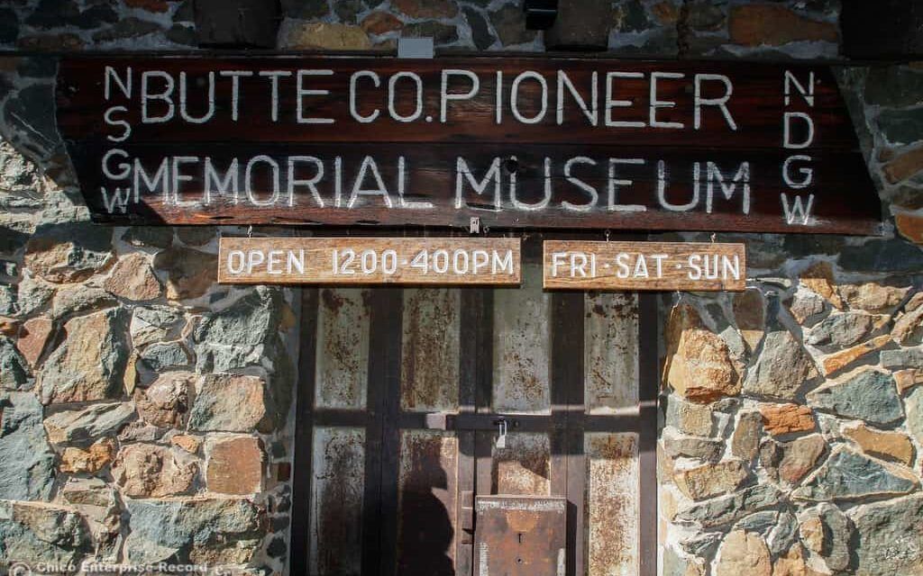 A stone building with a sign that says nbutte co.pioneer memorial museum