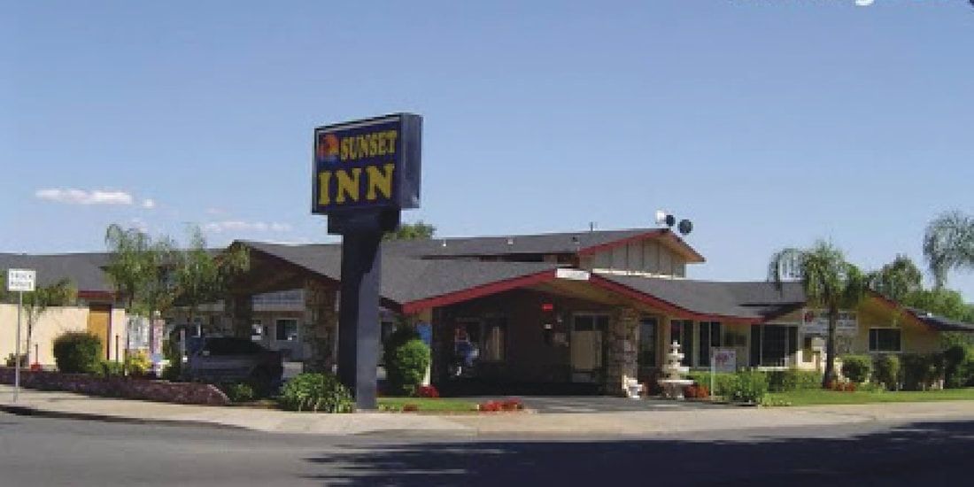 A hotel with a sign that says night inn on it