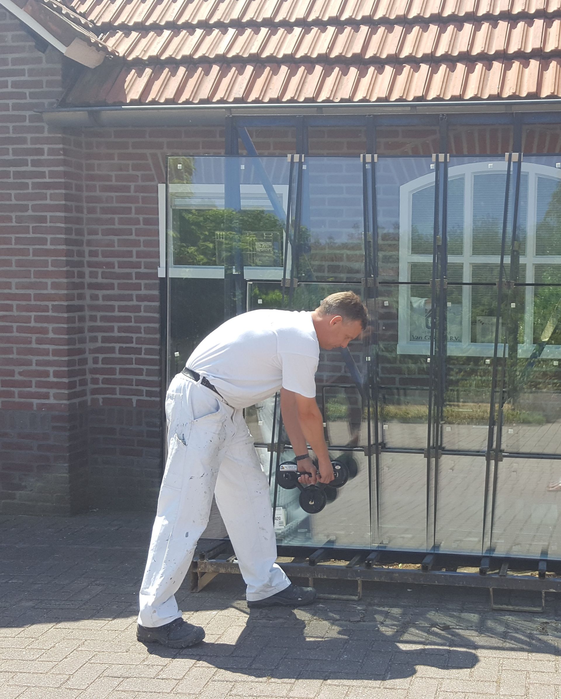 Man pakt isolatieruit van glasbok